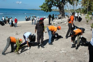Voluntarios en acción en la playa de Bayahíbe