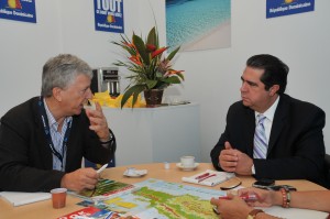 Bruno Gallois, presidente de Marsans Transtour, explica al secretario de Turismo, Francisco Javier García, la percepción que esa empresa tiene sobre el destino República Dominicana