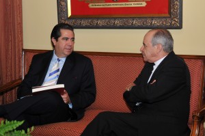 El secretario de Turismo, Francisco Javier García, conversa con el cardenal Nicolás de Jesús López Rodríguez