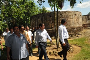 Francisco Javier García, secretario de Turismo, mientras realiza un recorrido por la ruinas de La Vega Vieja